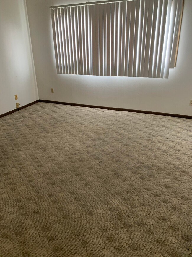 1243 Ravenwood Condo For Rent in Waterloo, IA