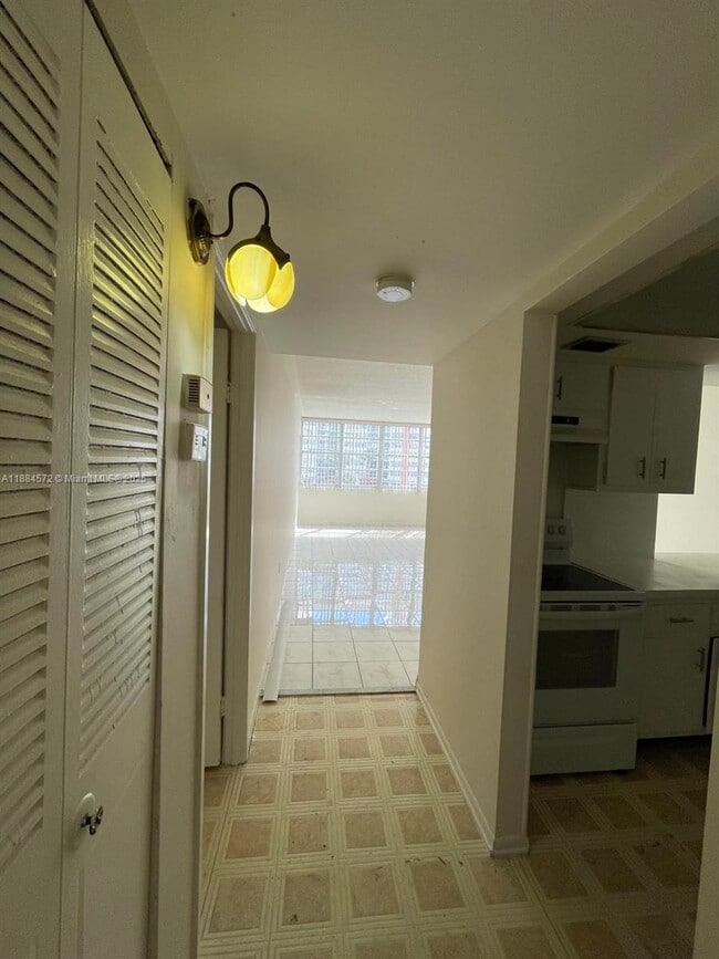 Photo - 1301 NE Miami Gardens Dr Unidad 323W