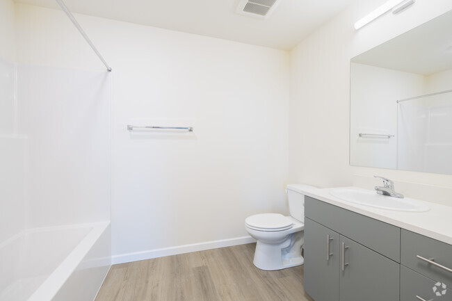 1BR, 1BA - 679SF - Bathroom - 401 Union