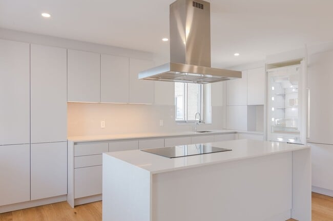 Building Photo - 3555 Chem. de la Côte des Neiges Unit 1402