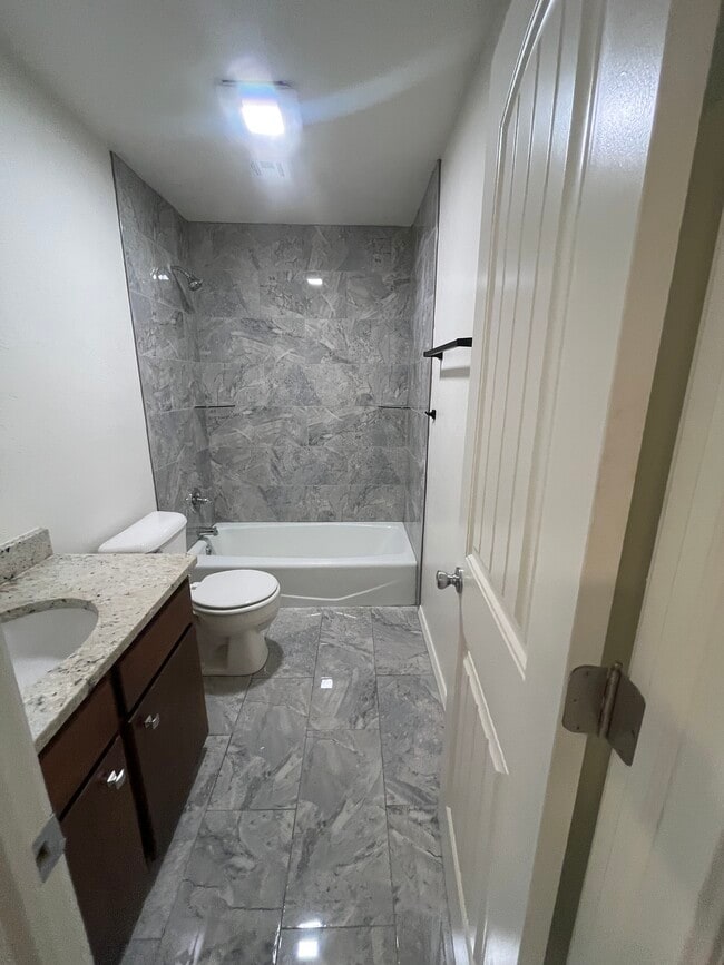 Photo - 919 W Tyler Ave