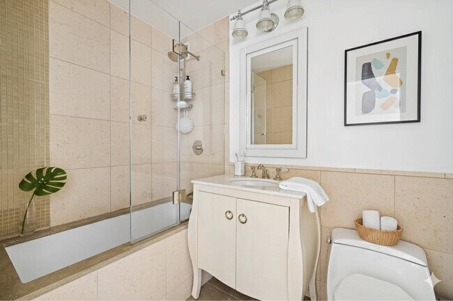 Photo - 350 W 42nd St