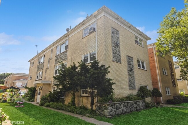 Building Photo - 5231 N Potawatomie Ave Unit 2W Rental