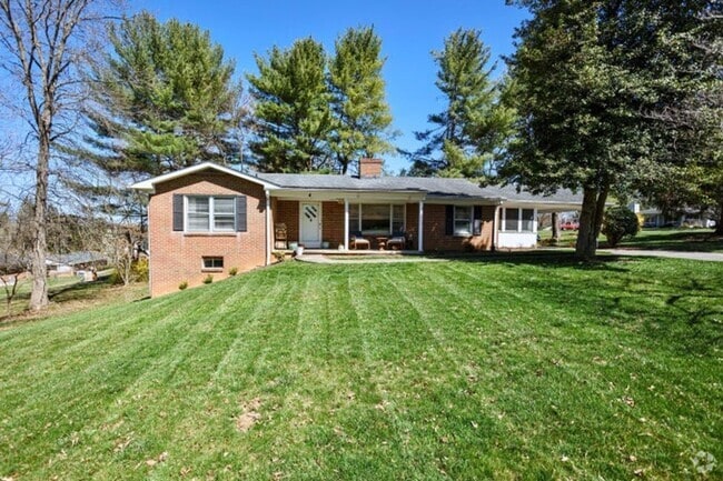 Building Photo - Charming Brick Ranch Home