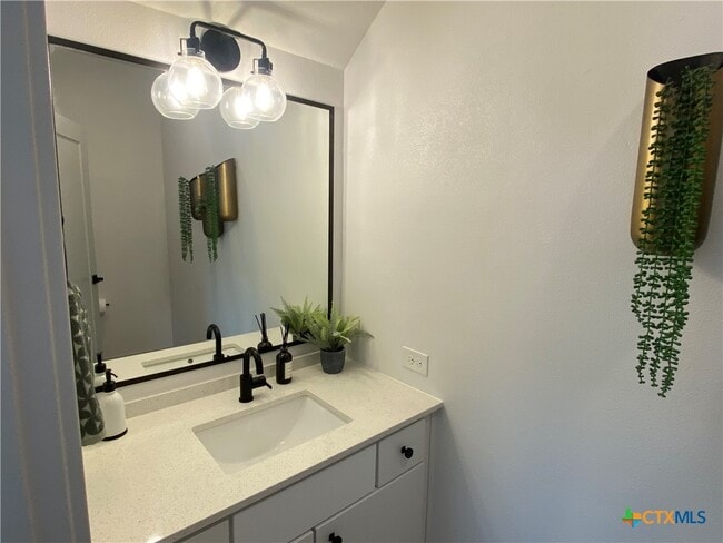 Photo - 1035 Koby St