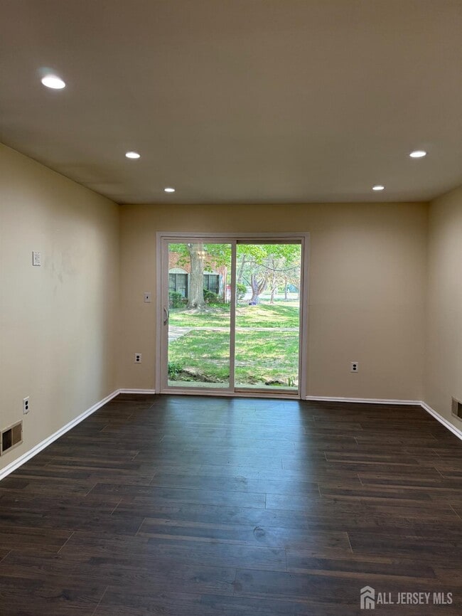 Photo - 11 Crabapple Ln