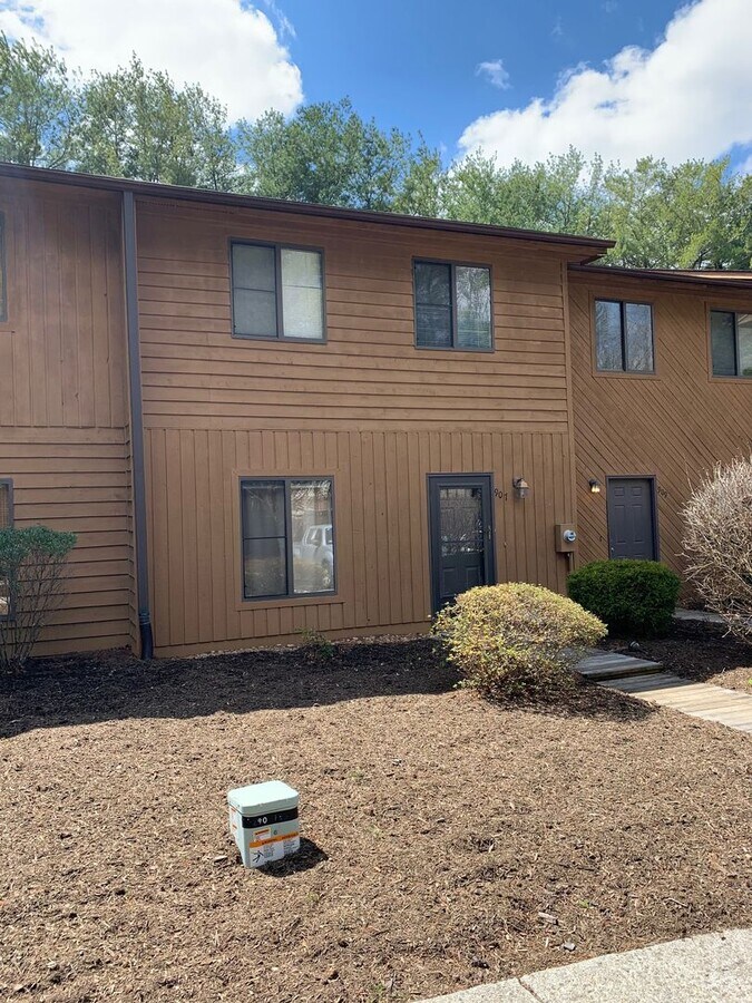 3 Bedroom 2.5 Bath Townhouse - 3 Bedroom 2.5 Bath Townhouse