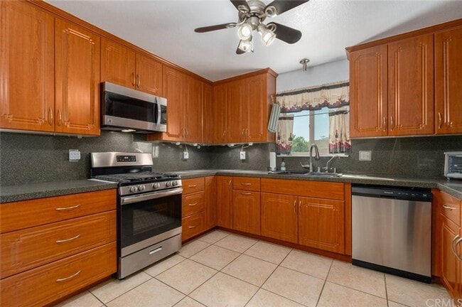 Photo - Large 4 Bedroom Home Central 29 Palms