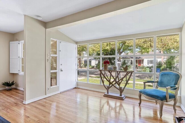 Ventana frontal de la sala de estar con vista a la calle - 14024 Peach Grove St