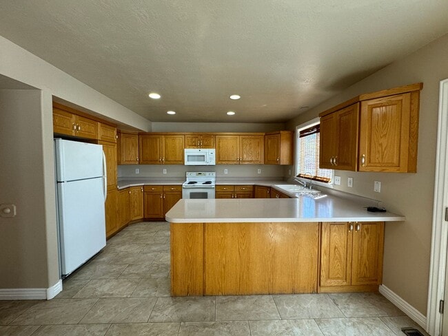 3 Bed/ 2 Bath Townhome with fully fenced yard - 3 Bed/ 2 Bath Townhome with fully fenced yard