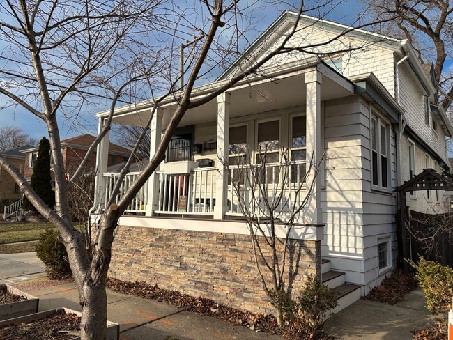 Building Photo - Fully Furnished Beautifully Restored Vinta... Rental