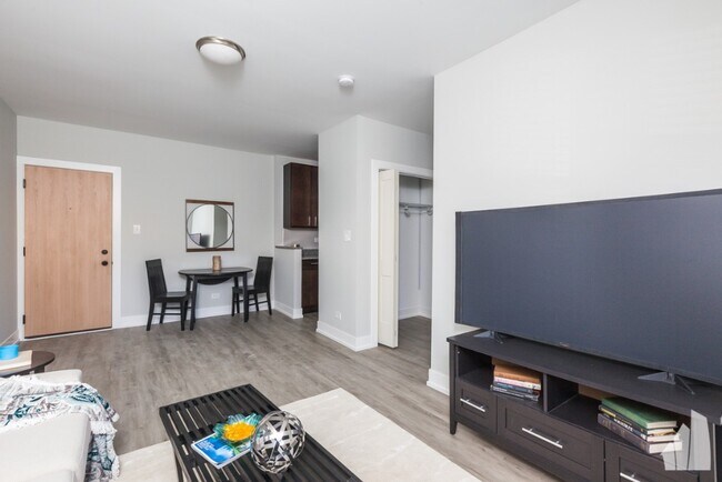 Photo - 703 W Brompton Ave
