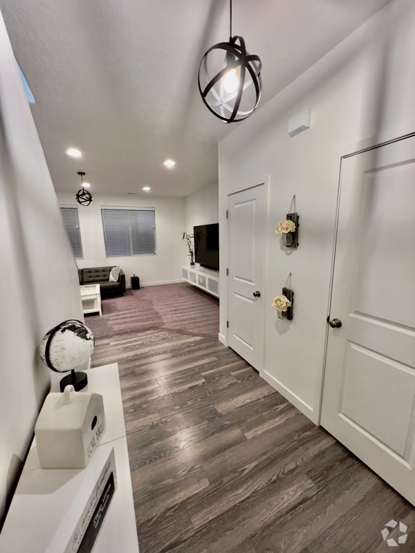 Building Photo - 1716 W Parkview Dr Rental