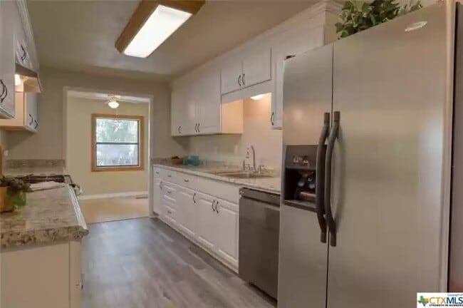 Photo - 422 E Robin Ln