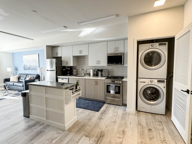 1 BD, 1 BA - Kitchen (Monroe) - Legacy Tamarind Apartments