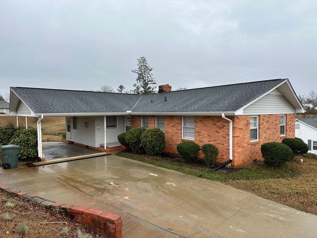 Photo - 3 Bed/2 Bath in Seneca, SC