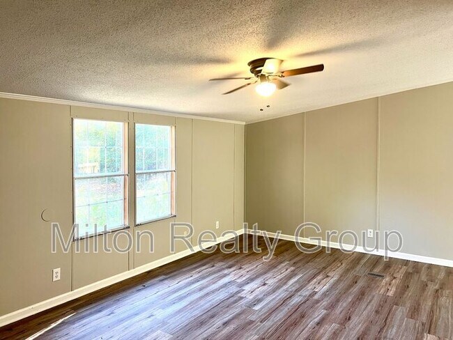 Photo - 550 Old Mail Rd