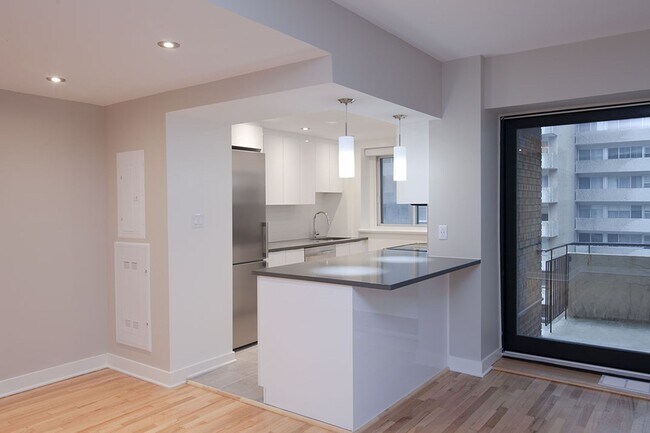 Building Photo - 3435 Rue Drummond Unit 42