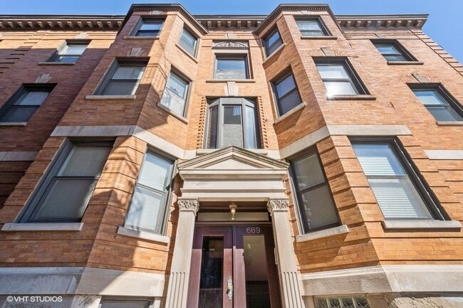 Building Photo - 669 W Barry Ave Unit 3N Rental