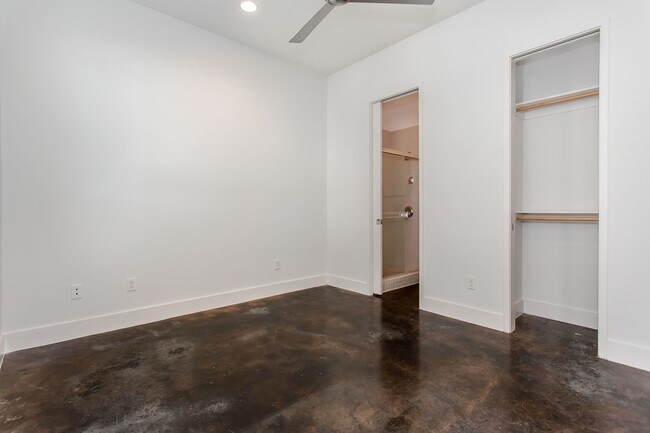 Photo - Spacious 3-Story Townhouse With Rooftop Deck Near Downtown