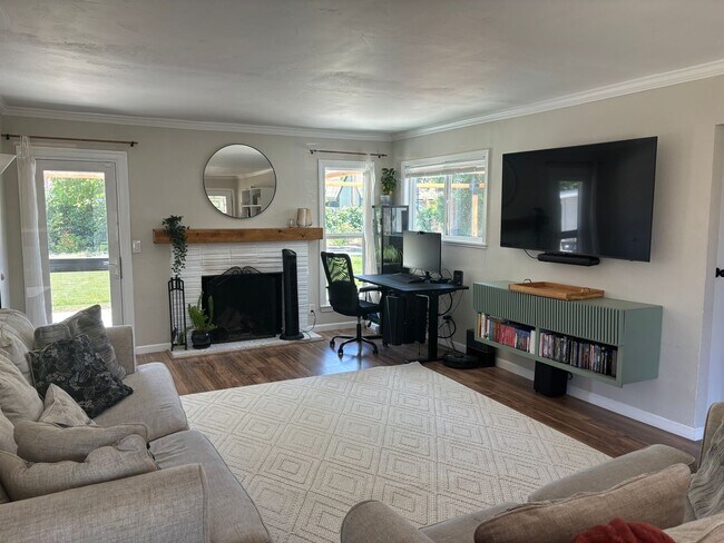 Photo - Adorable 3/1 w/Amazing Fenced Yard!  PLEAS...