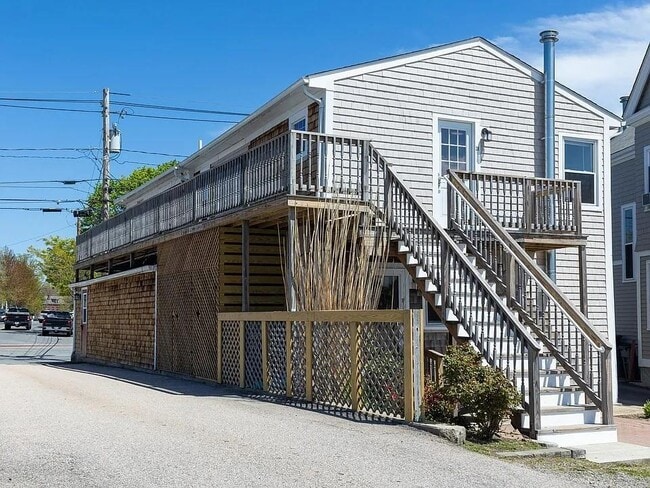 Building Photo - 14 Phillips St Unit 2F Rental
