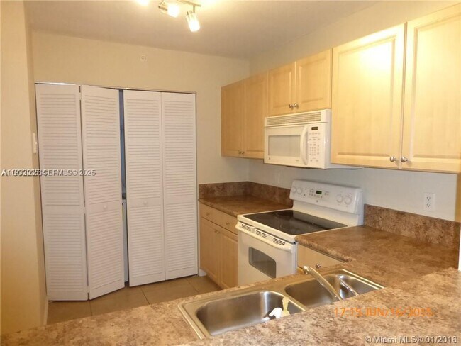 Building Photo - 529 E Sheridan St Unit 1071