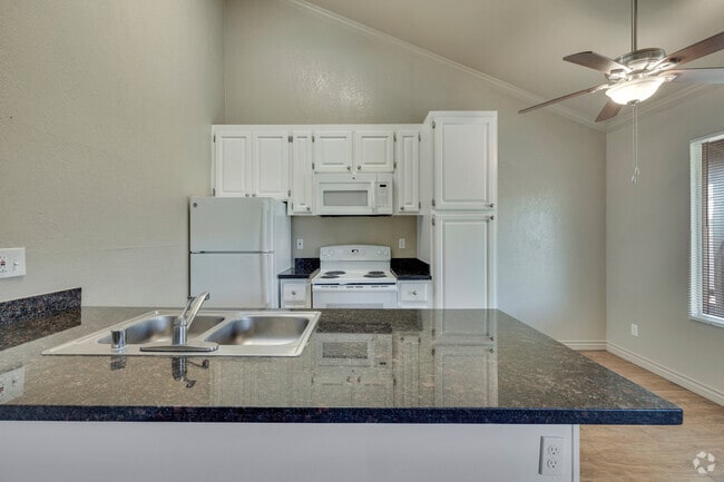 1BD, 1BA 625SF Kitchen