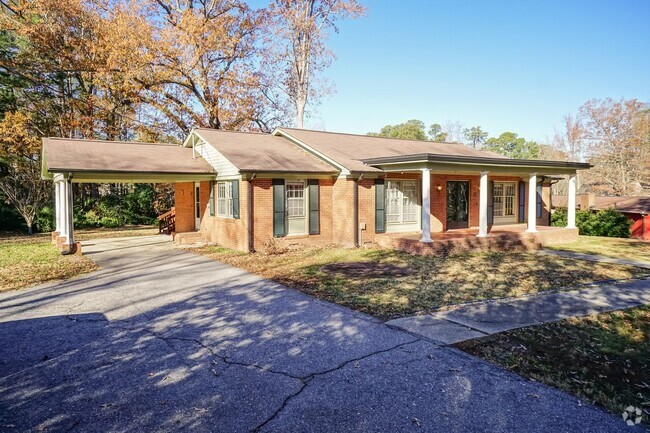 Building Photo - Beautiful Well maintained Family Home!