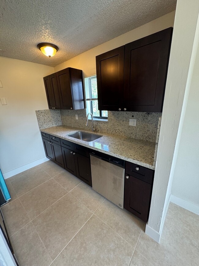 Building Photo - 1141 W River Dr Unit 1141