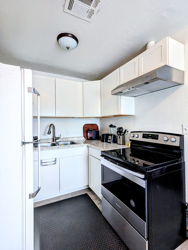 Photo - 150 S Sirrine Unidad B