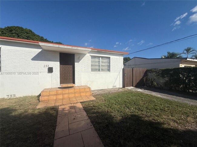 Building Photo - 233 NW 45th Ave Unit E