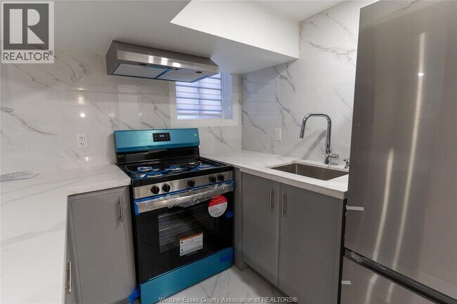 Photo - 765 Dougall Ave