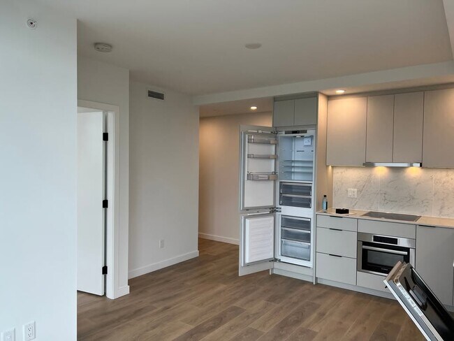 Photo - 13685-13102 102 Ave