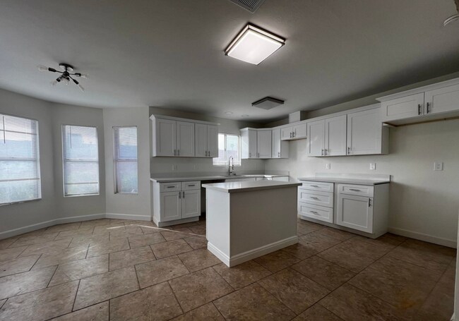 Building Photo - Updated & Ready for Move in!