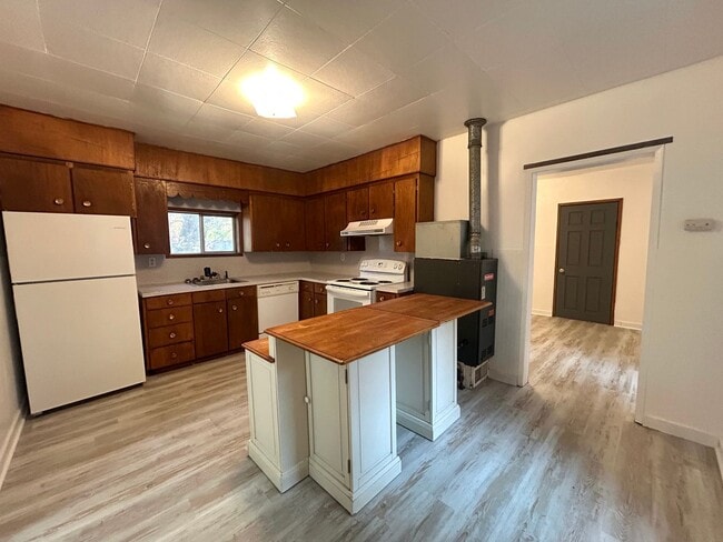 Photo - Cottage Style 1 Bed Home with a Large Yard...