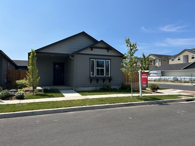 Newer 3 Bedroom / 2 Bathroom Home In NW Re... - Newer 3 Bedroom / 2 Bathroom Home In NW Re...