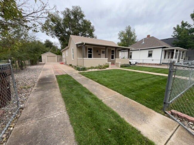 Building Photo - This downtown charmer is located near newe... Rental