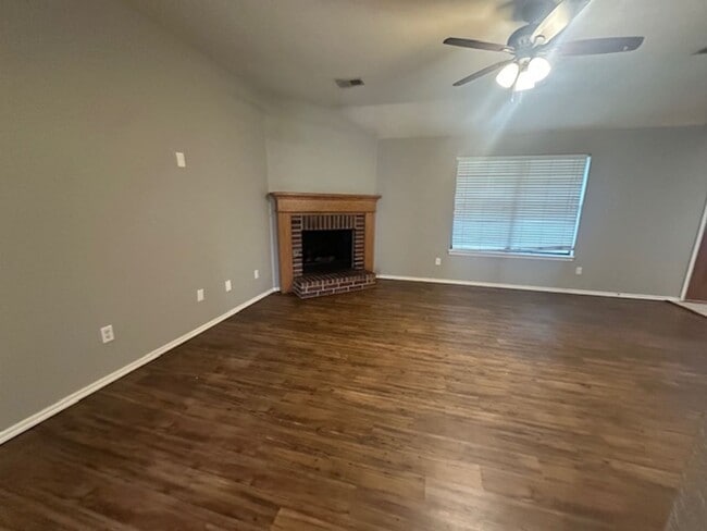 Photo - Spacious 4 bd, 2 bath - Converted garage f...