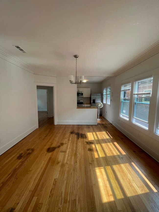 Photo - 2211 Gladstone St