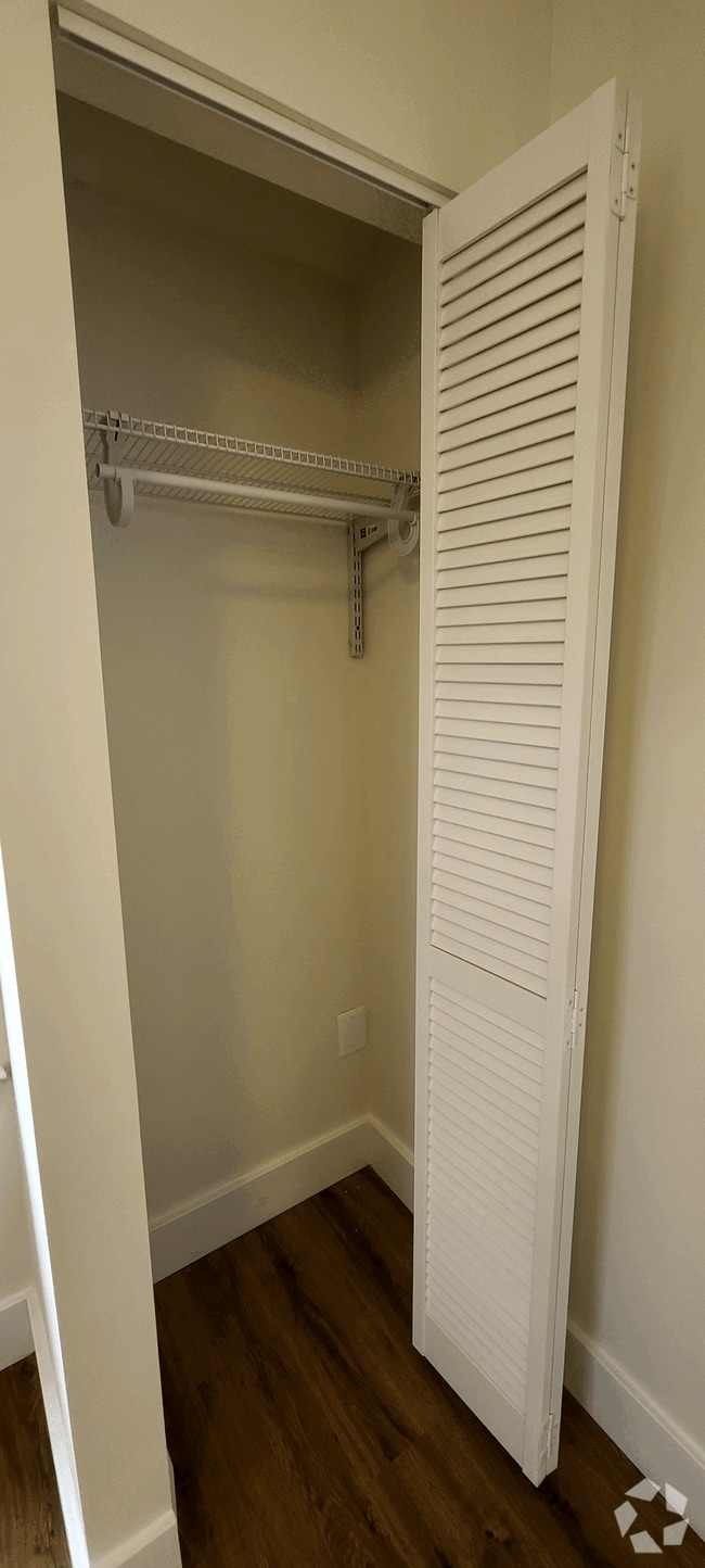 Building Photo - 5705 36th Ave Unit #1 Rental