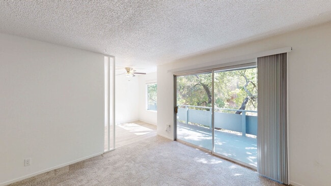 Building Photo - 823 Las Gallinas Ave Unit 305 Rental