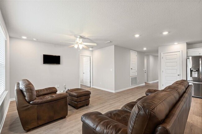 Photo - 2599 Cedarwood St