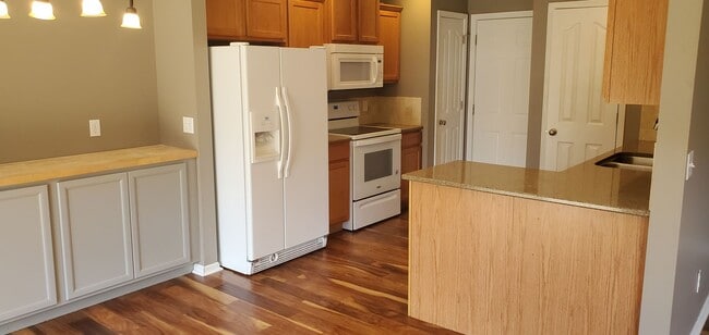 Photo - 3 bd, 2 ba house, E Columbia, quick access to I-70, plank flooring and carpet, fenced/shed