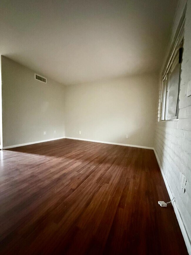 Photo - 825 E 5th St