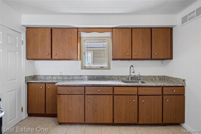 Photo - 842 E 10 Mile Rd