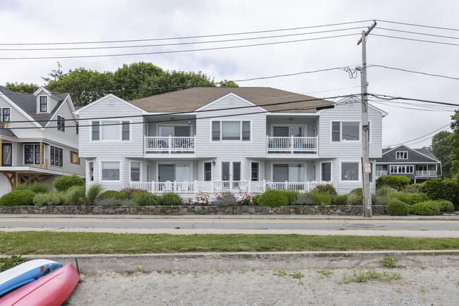 Building Photo - 73 Conanicus Ave Unit 73 Conanicus Ave #2 Rental