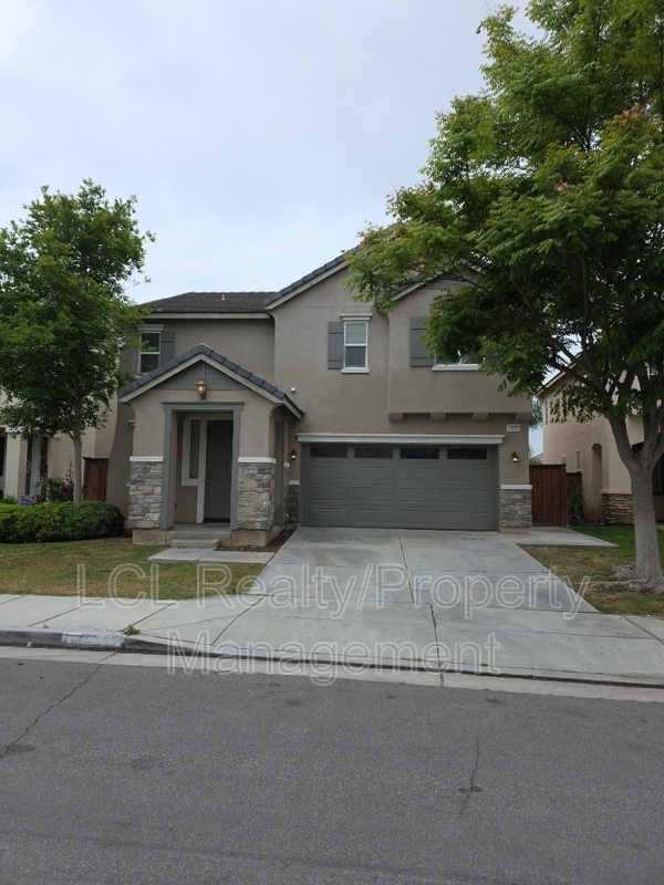 Photo - 1737 Dobell St