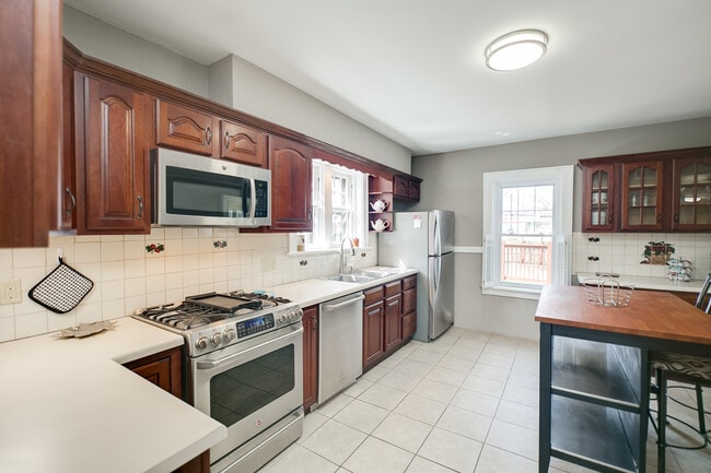 Fully stocked large kitchen. - 9411 Sterling Plz Unit Sterling Place Affton