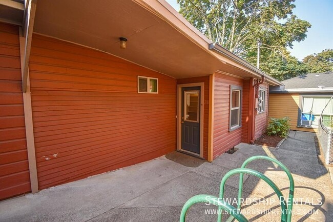 Building Photo - 1841 Kincaid St Unit 28